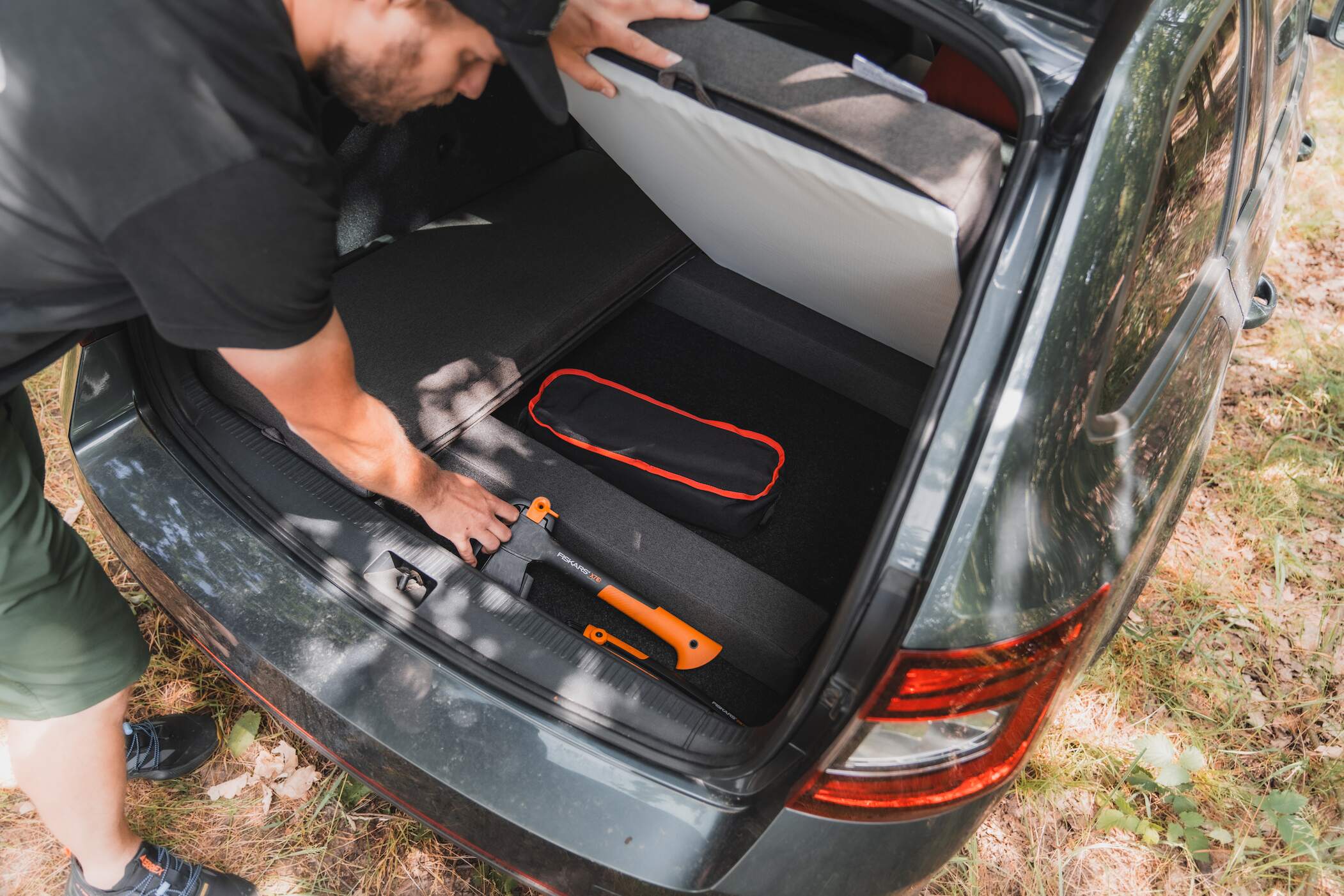 Jak vyrovnat výškový rozdíl mezi sklopenými sedadly a zavazadlovým prostorem